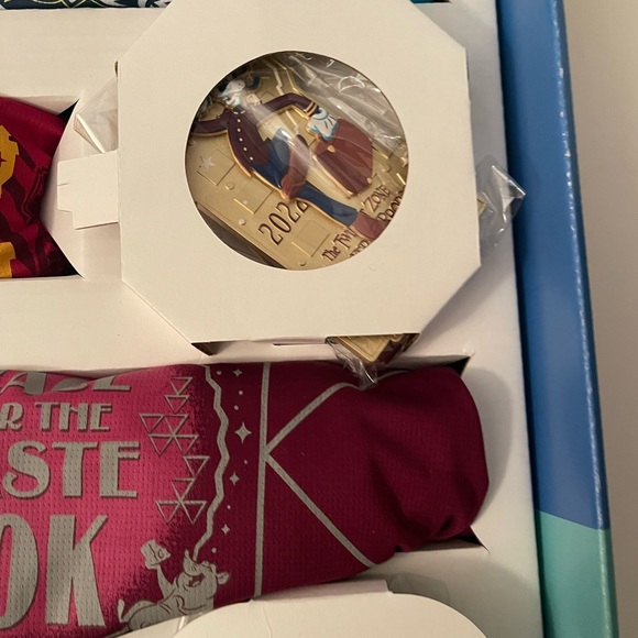 NEW in box Virtual runDisney 2022 Springtime Surprise Medals & Shirts - Picture 7 of 10